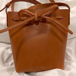 Mansur Gavriel mini mini leather bucket bag in color Cammello/Rosa